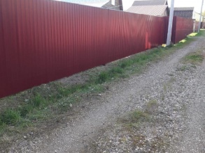 Забор из профнастила с утрамбовкой щебнем 60 метров